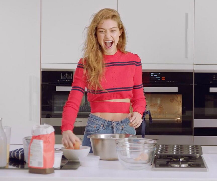 Liekna mergina ruošia sau sveikus pusryčius