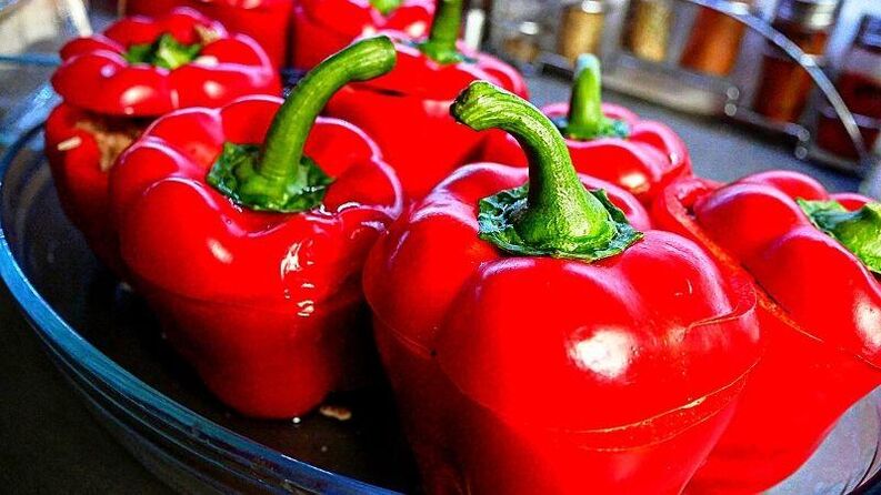Antrąją „6 žiedlapių dietos dieną galite paįvairinti daržovėmis įdaryta raudonaisiais pipirais